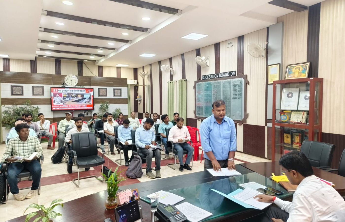 पेयजल आपूर्ति एवं शिकायतों के त्वरित निष्पादन को लेकर डीएम ने की समीक्षा बैठक