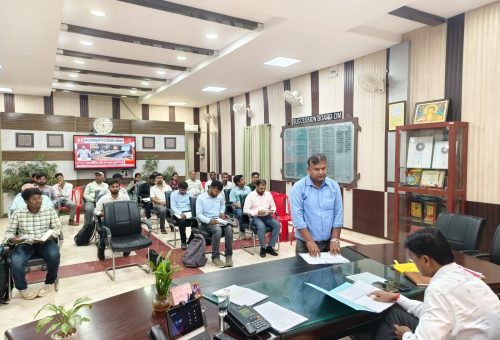 पेयजल आपूर्ति एवं शिकायतों के त्वरित निष्पादन को लेकर डीएम ने की समीक्षा बैठक