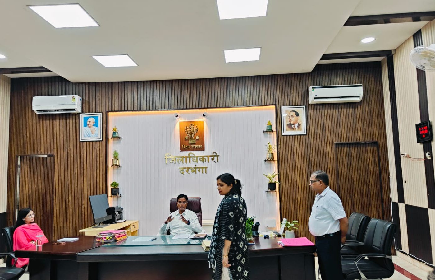 सहयोग पोर्टल पर प्राप्त आवेदनों के त्वरित निष्पादन को लेकर डीएम ने की समीक्षा बैठक
