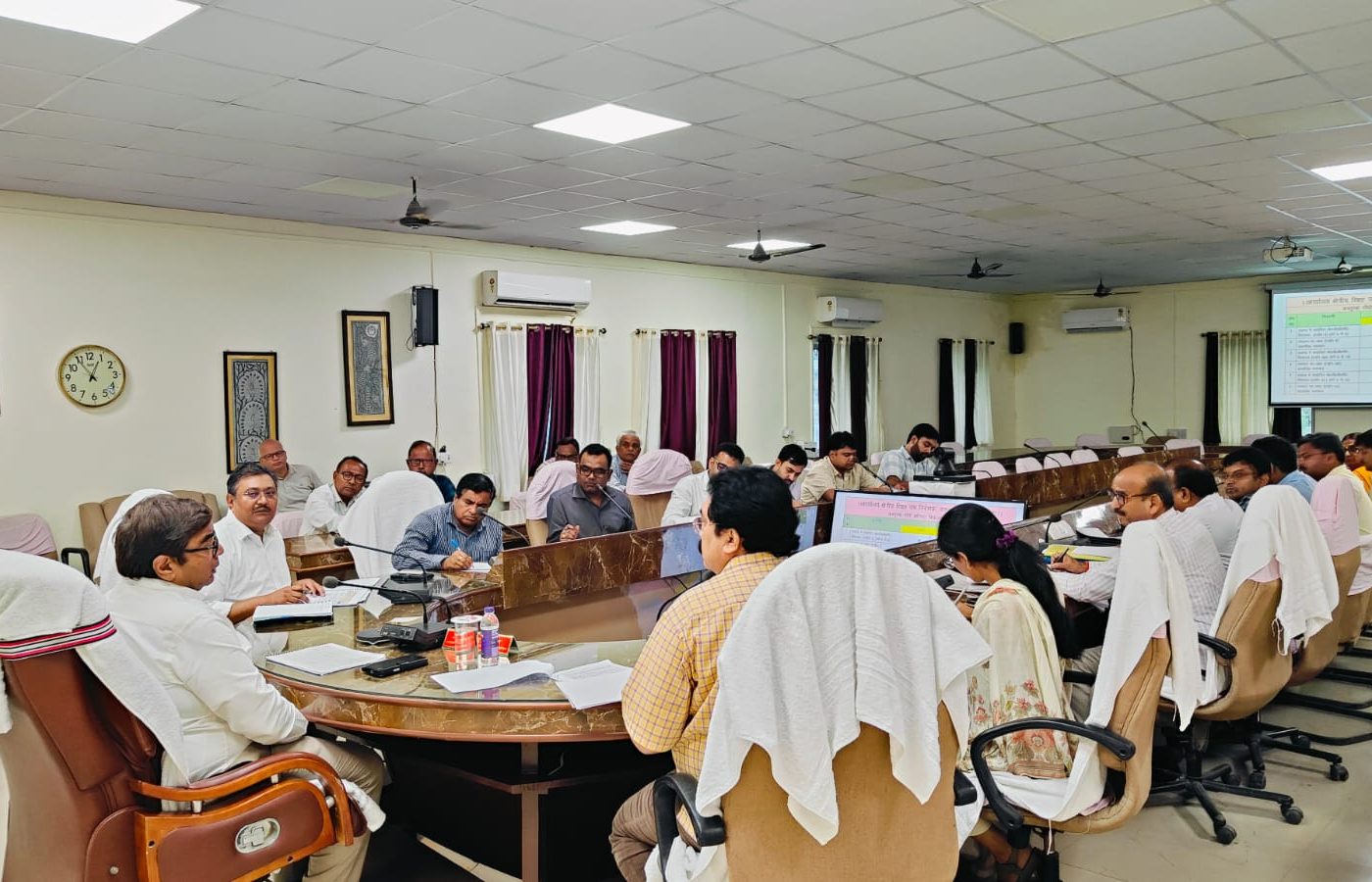 शिक्षा विभाग की योजनाओं की प्रगति की आयुक्त ने की विस्तृत समीक्षा