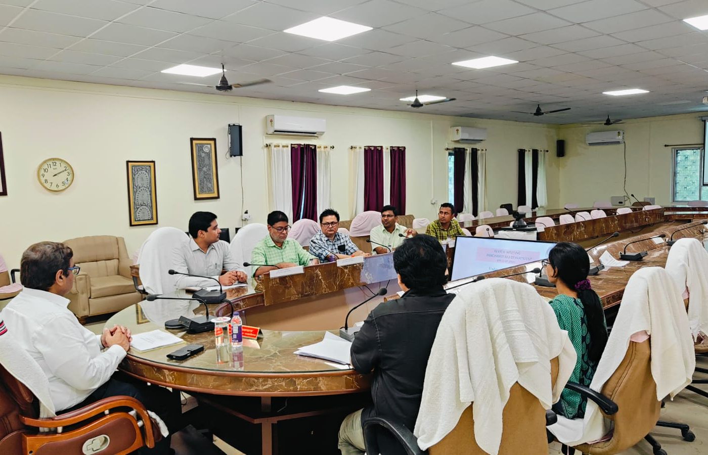 पंचायती राज विभाग की योजनाओं के प्रभावी क्रियान्वयन को लेकर आयुक्त ने की प्रमण्डल स्तरीय समीक्षा